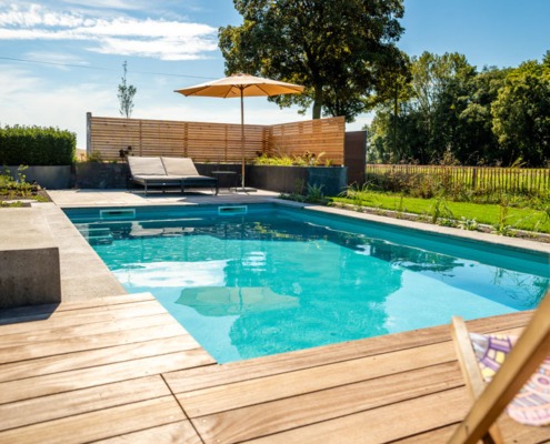 Poolanlage im Garten mit Holzterrasse am Niederrhein